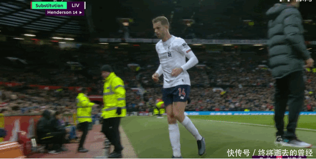 足球断球的最佳时机是什么？（足球比赛中，何时出脚抢断最恰当？）