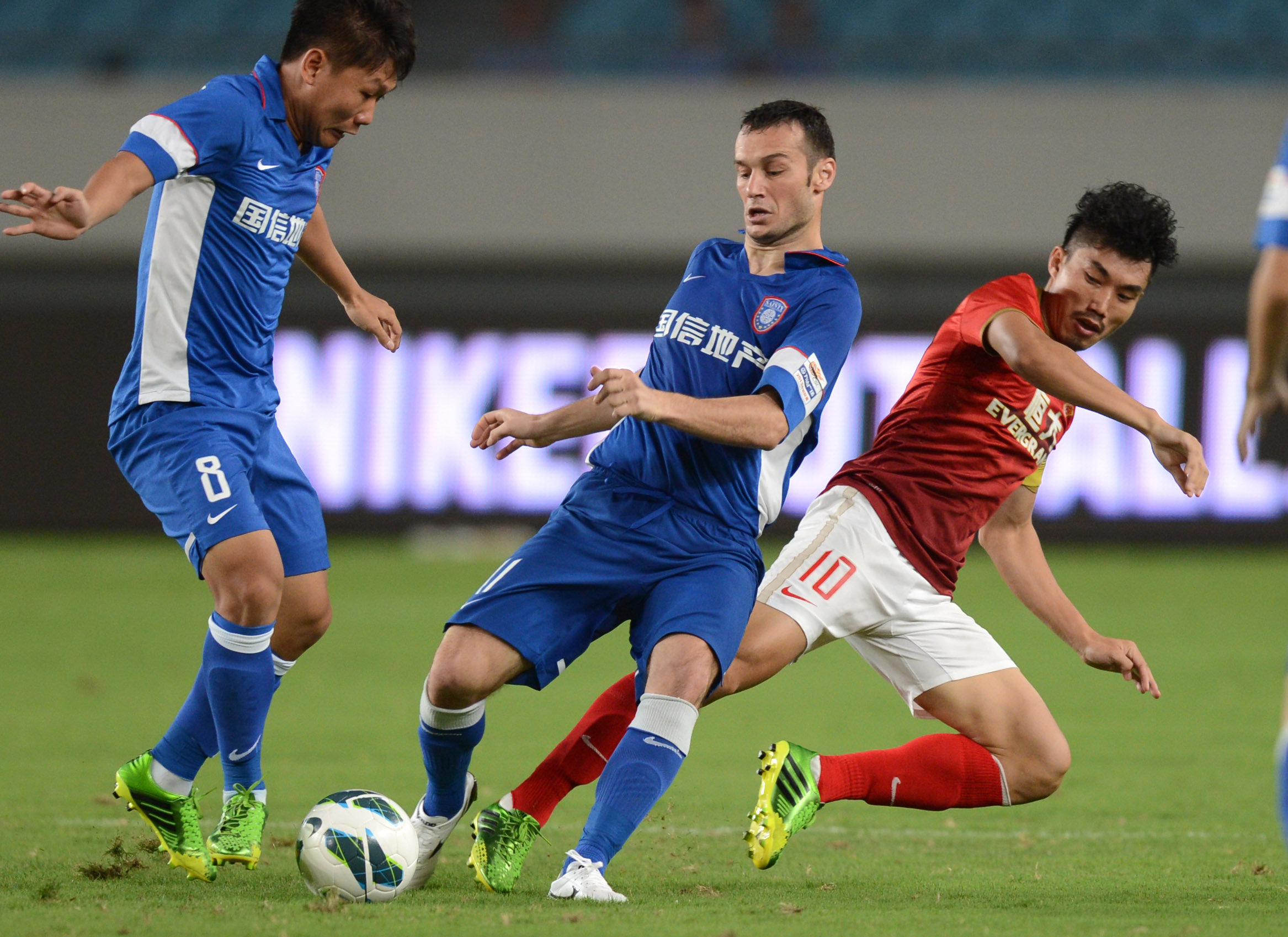 错失绝平机会，帕罗特补时阶段勺子点球打飞（补时勺子点球失手，帕罗特错过绝平良机）