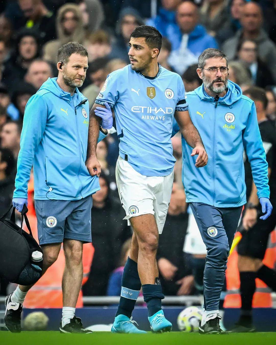 教练公开怒喷裁判，记者会炸裂（教练当众痛斥裁判，记者会火药味十足）