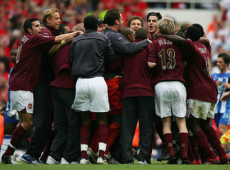 相似度99%！巴萨国王杯对手球员长相酷似拉莫斯，迅速外网走红（巴萨国王杯对手球员与拉莫斯神似，因撞脸在海外社媒火速走红）