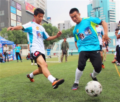 利物浦1-4负埃因霍温琼斯赛后爆发：我们不能再只是传来传去！（利物浦1比4负于埃因霍温，琼斯赛后怒言：别再只会倒脚了！）